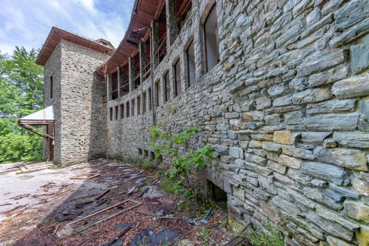 Znate li za zaboravljenu Titovu vilu? Gradili su je zatvorenici s Golog otoka u skrivenom kutku hrvatskog turističkog bisera