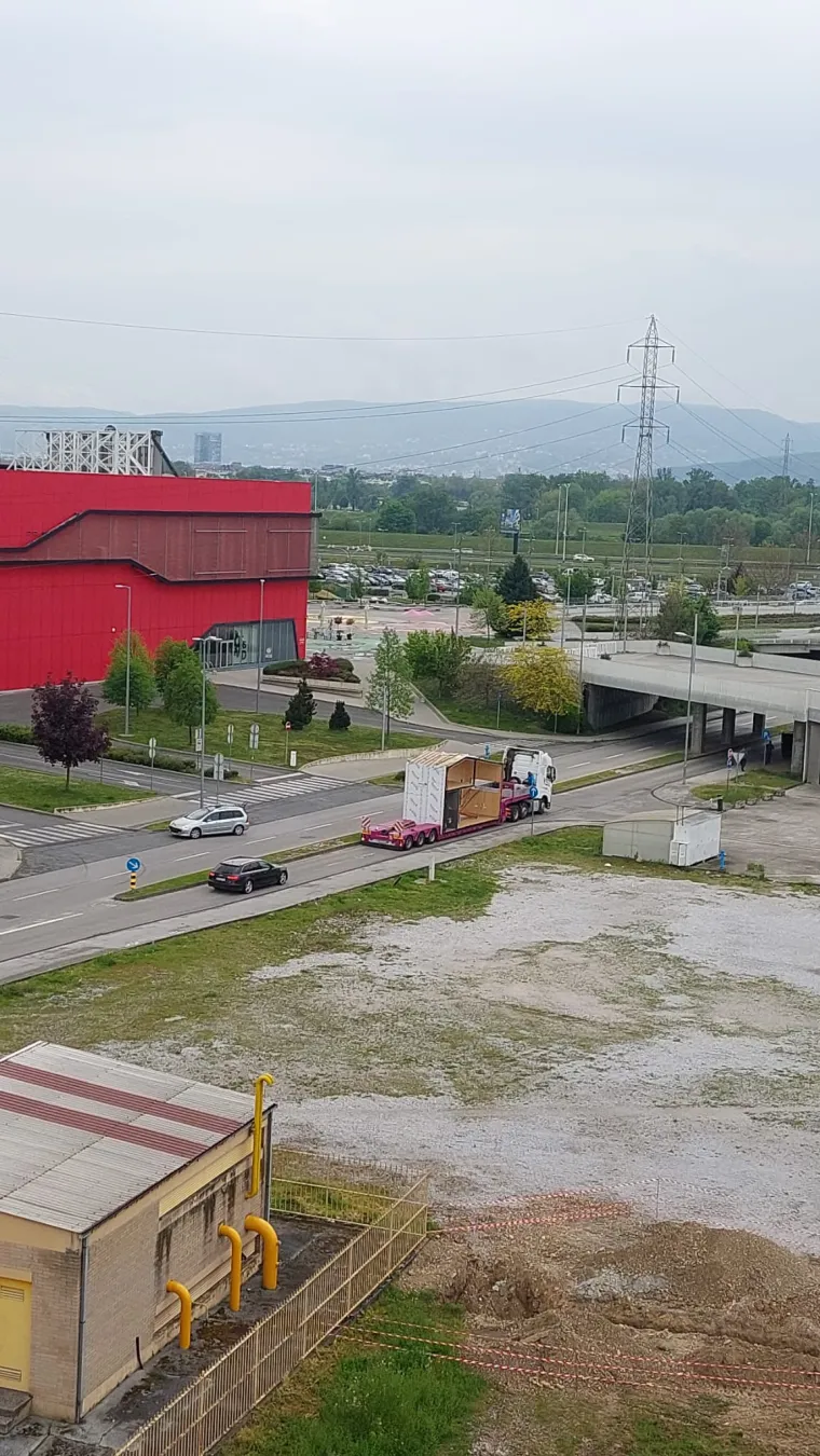 Mjerili su, proučavali pa odlučili da je s mobilnom kućicom sigurno proći kroz podvožnjak. Oh kako su se prevarili