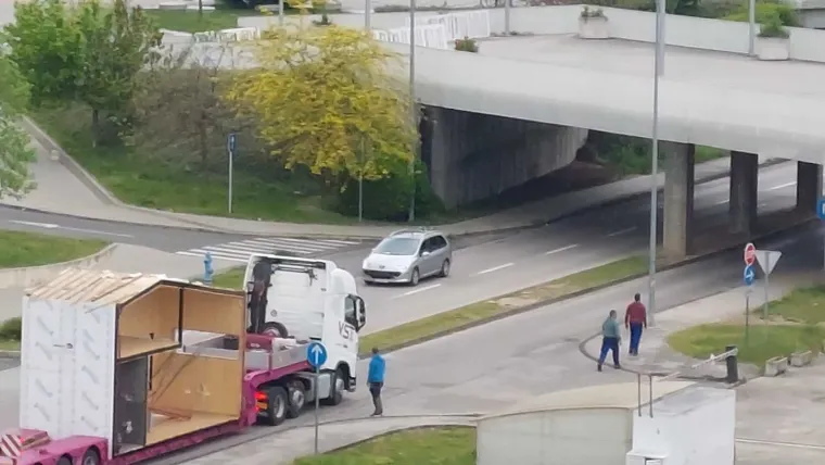 Mjerili su, proučavali pa odlučili da je s mobilnom kućicom sigurno proći kroz podvožnjak. Oh kako su se prevarili