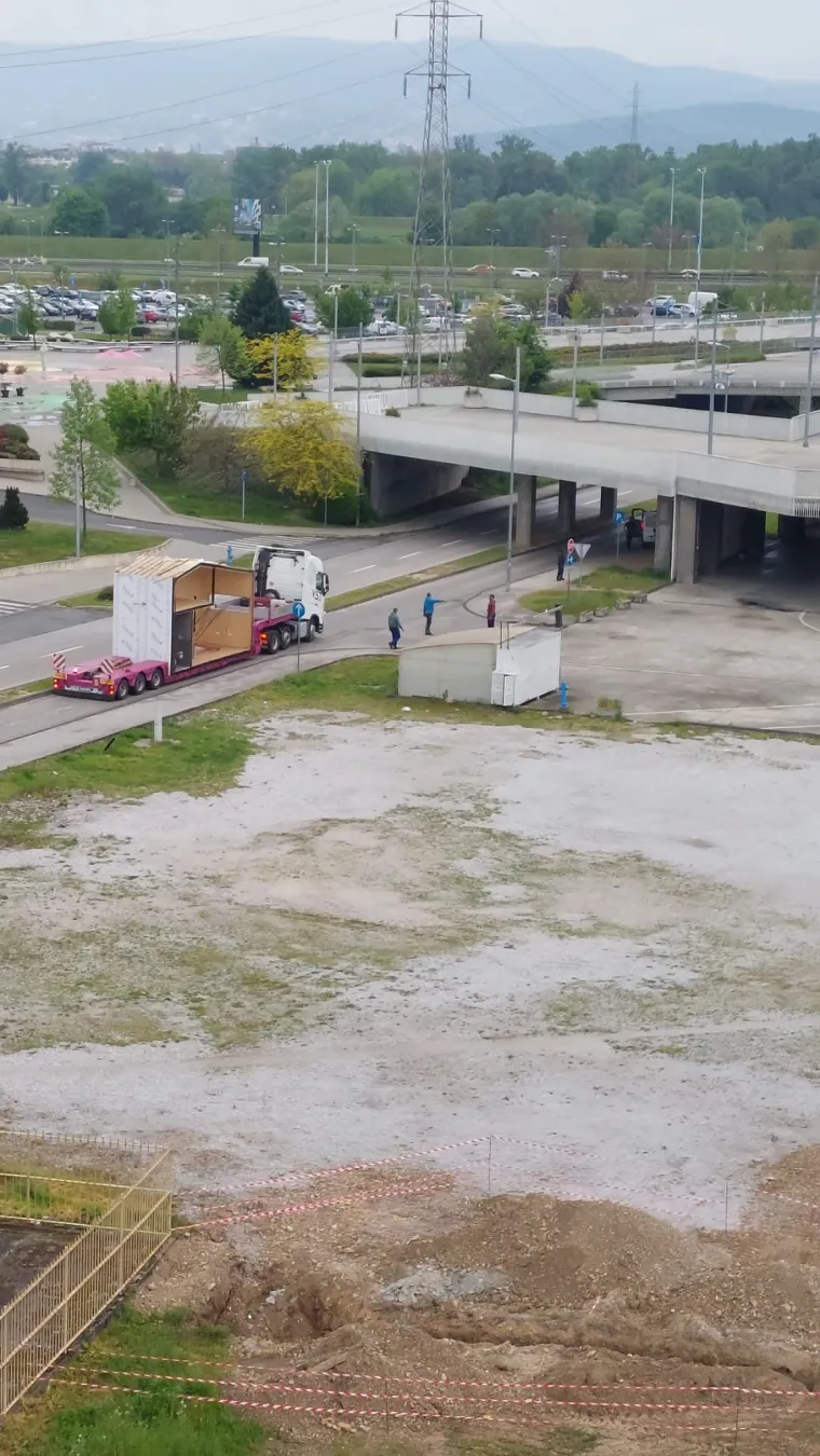 Mjerili su, proučavali pa odlučili da je s mobilnom kućicom sigurno proći kroz podvožnjak. Oh kako su se prevarili