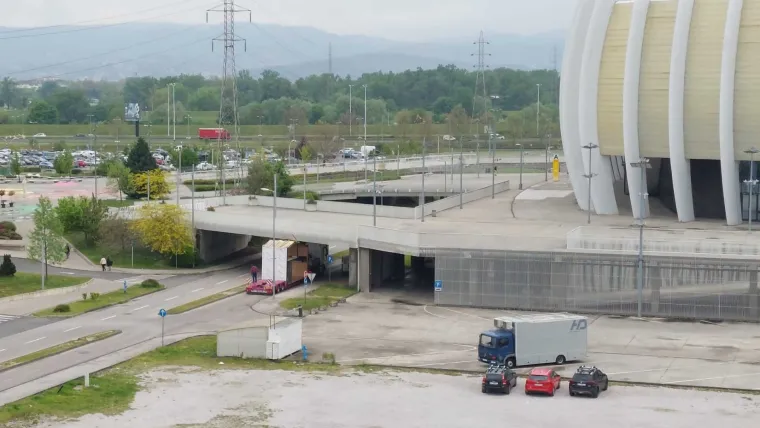 Mjerili su, proučavali pa odlučili da je s mobilnom kućicom sigurno proći kroz podvožnjak. Oh kako su se prevarili