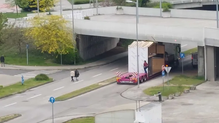 Mjerili su, proučavali pa odlučili da je s mobilnom kućicom sigurno proći kroz podvožnjak. Oh kako su se prevarili