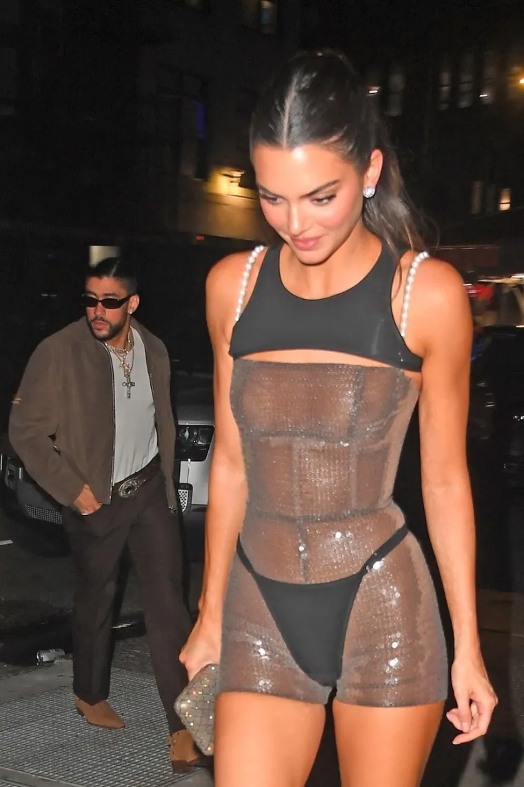 Manekenka Kendall Jenner nakon Met Gale prisustvovala je after partyju u klubu Zero Bond u New Yorku. Nosila je raskošnu kombinaciju koja se sastojala od prozirnog mikro bodija, koji je upotpunila malenim topom, tangama i bisernim naramenicama. No nije ona jedina; hrabre kombinacije odabrale su i Emily Ratajkowski, Rita Ora, i još nekoliko svjetski poznatih diva. Pogledajte u nastavku.