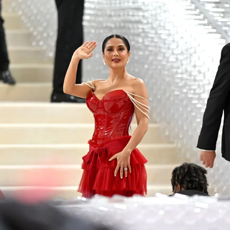 Salma Hayek je opet bila hodajuća napetost: Na Met Galu stigla s jedva fiksiranim oblinama u vatreno crvenom izdanju