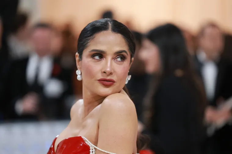 Salma Hayek je opet bila hodajuća napetost: Na Met Galu stigla s jedva fiksiranim oblinama u vatreno crvenom izdanju
