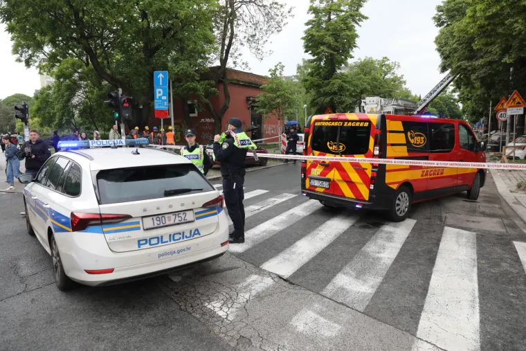 Ovako izgledaju vozila koja je poklopila skela zagrebačkog muzeja. Promet je zatvoren, vatrogasci u sanaciji