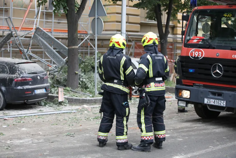 Ovako izgledaju vozila koja je poklopila skela zagrebačkog muzeja. Promet je zatvoren, vatrogasci u sanaciji