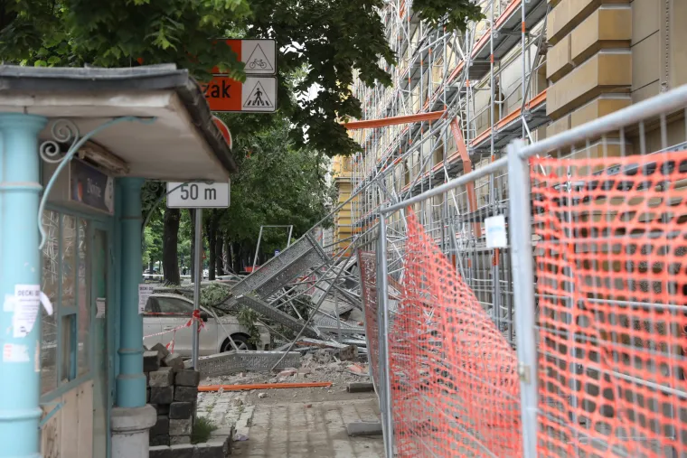 Ovako izgledaju vozila koja je poklopila skela zagrebačkog muzeja. Promet je zatvoren, vatrogasci u sanaciji