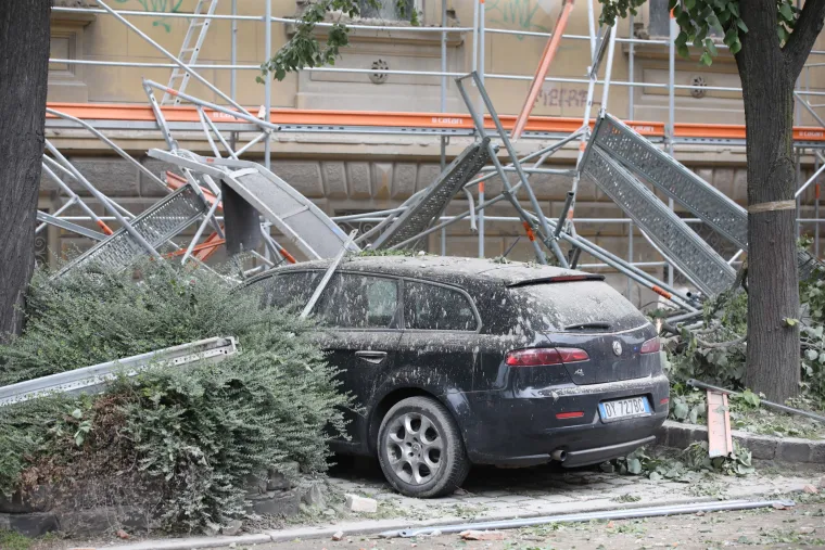 Ovako izgledaju vozila koja je poklopila skela zagrebačkog muzeja. Promet je zatvoren, vatrogasci u sanaciji