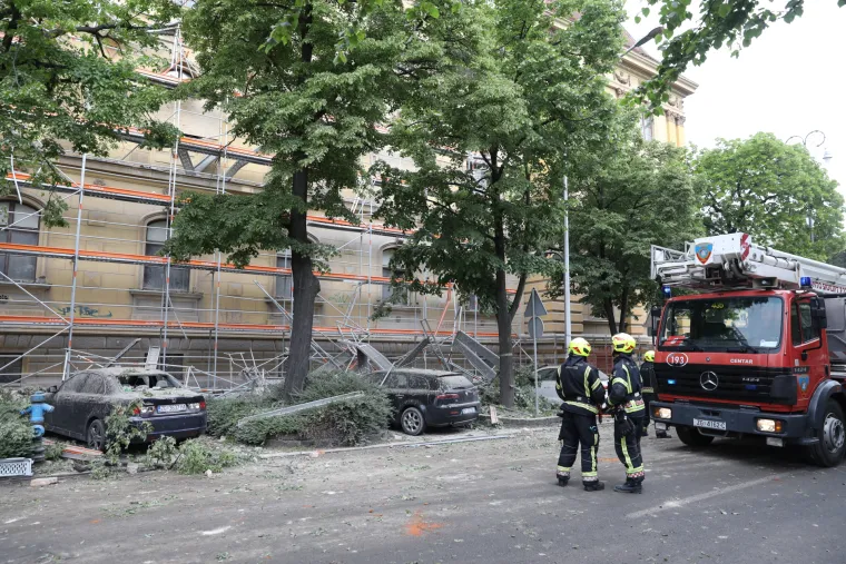 Ovako izgledaju vozila koja je poklopila skela zagrebačkog muzeja. Promet je zatvoren, vatrogasci u sanaciji