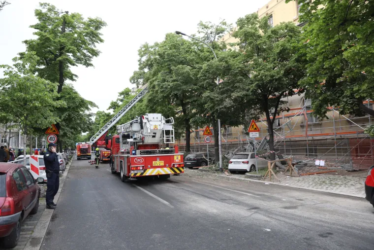 Ovako izgledaju vozila koja je poklopila skela zagrebačkog muzeja. Promet je zatvoren, vatrogasci u sanaciji