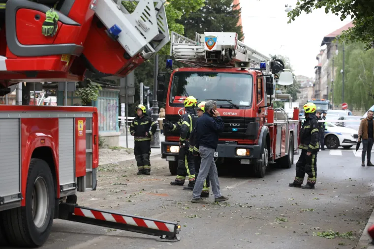 Ovako izgledaju vozila koja je poklopila skela zagrebačkog muzeja. Promet je zatvoren, vatrogasci u sanaciji
