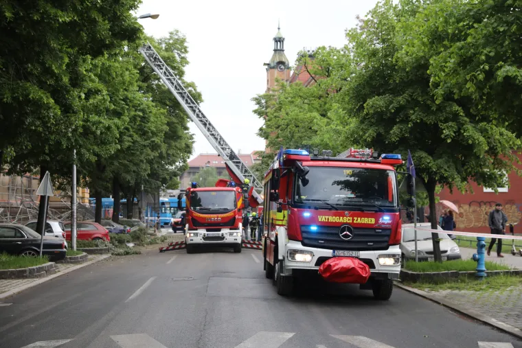 Ovako izgledaju vozila koja je poklopila skela zagrebačkog muzeja. Promet je zatvoren, vatrogasci u sanaciji
