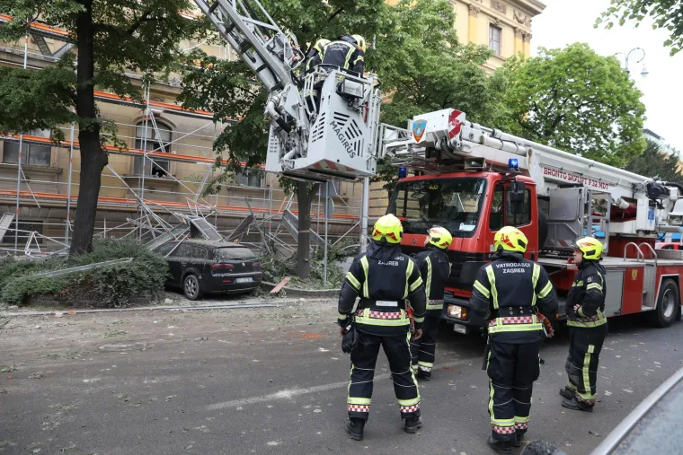 Ovako izgledaju vozila koja je poklopila skela zagrebačkog muzeja. Promet je zatvoren, vatrogasci u sanaciji