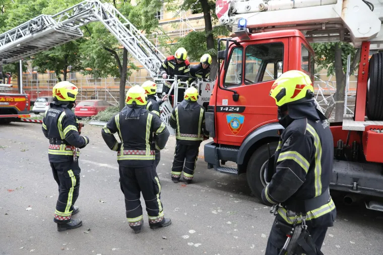 Ovako izgledaju vozila koja je poklopila skela zagrebačkog muzeja. Promet je zatvoren, vatrogasci u sanaciji
