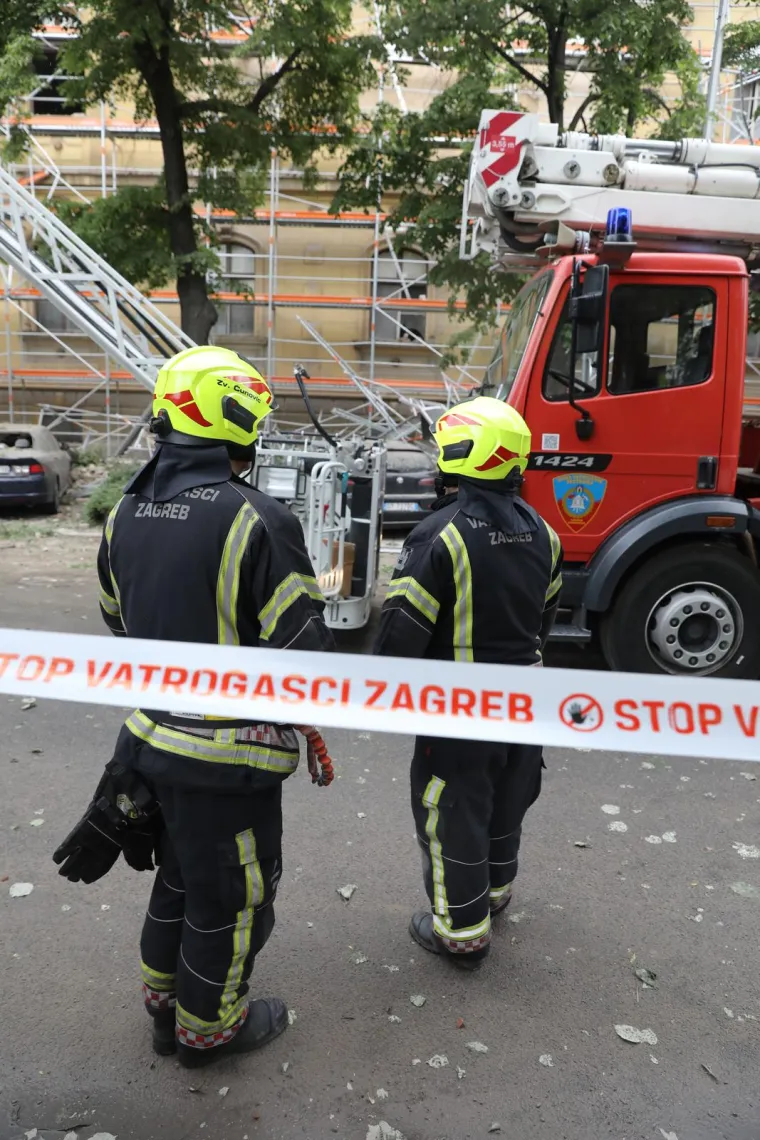 Ovako izgledaju vozila koja je poklopila skela zagrebačkog muzeja. Promet je zatvoren, vatrogasci u sanaciji