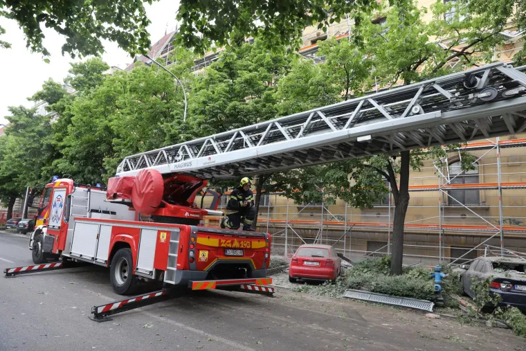 Ovako izgledaju vozila koja je poklopila skela zagrebačkog muzeja. Promet je zatvoren, vatrogasci u sanaciji