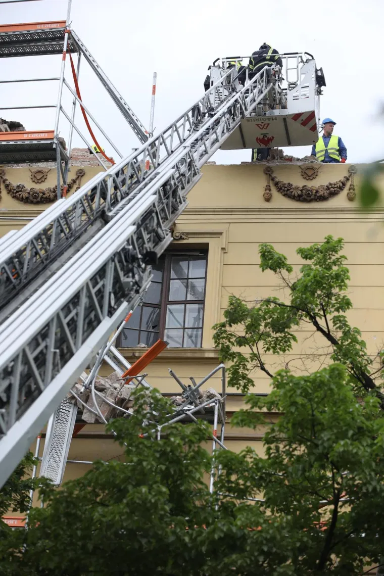 Ovako izgledaju vozila koja je poklopila skela zagrebačkog muzeja. Promet je zatvoren, vatrogasci u sanaciji
