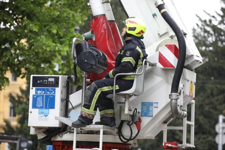 Ovako izgledaju vozila koja je poklopila skela zagrebačkog muzeja. Promet je zatvoren, vatrogasci u sanaciji