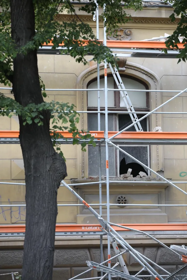 Ovako izgledaju vozila koja je poklopila skela zagrebačkog muzeja. Promet je zatvoren, vatrogasci u sanaciji