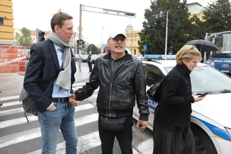 Skela i dio zgrade urušili se na automobile u Klaićevoj ulici