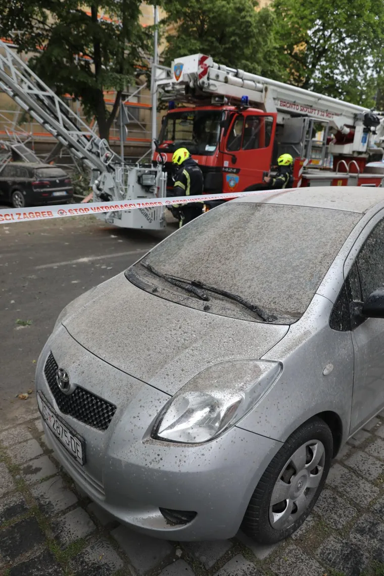 Skela i dio zgrade urušili se na automobile u Klaićevoj ulici