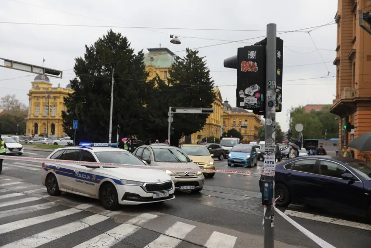 Skela i dio zgrade urušili se na automobile u Klaićevoj ulici