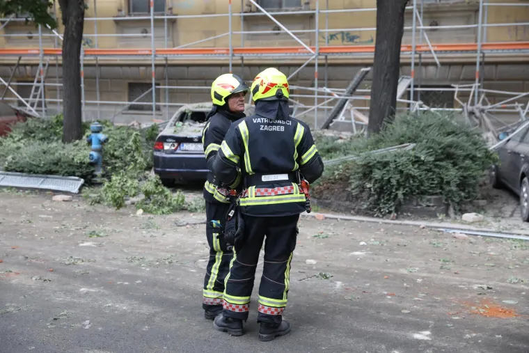 Skela i dio zgrade urušili se na automobile u Klaićevoj ulici