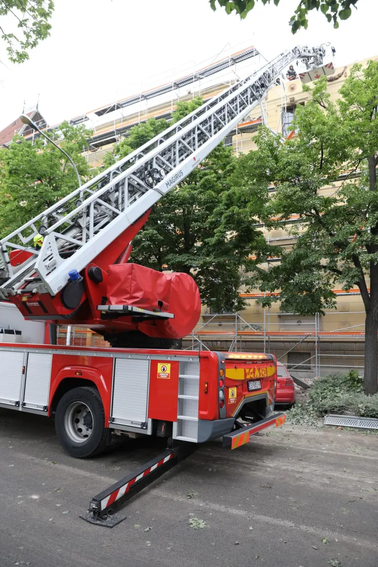 Skela i dio zgrade urušili se na automobile u Klaićevoj ulici