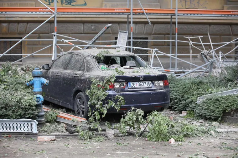 Skela i dio zgrade urušili se na automobile u Klaićevoj ulici