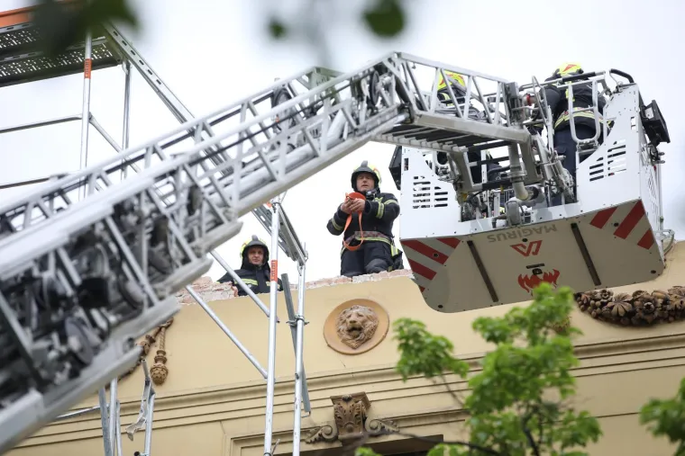 Skela i dio zgrade urušili se na automobile u Klaićevoj ulici