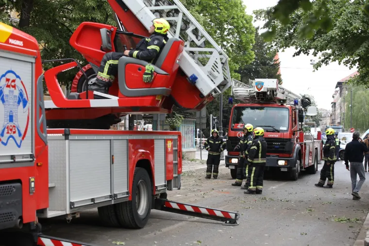 Skela i dio zgrade urušili se na automobile u Klaićevoj ulici