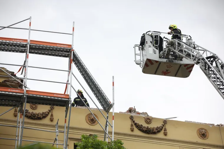 Skela i dio zgrade urušili se na automobile u Klaićevoj ulici