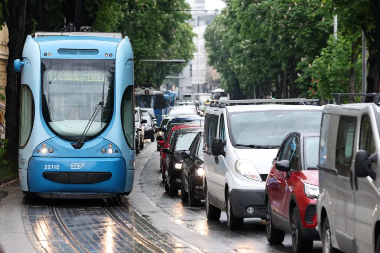 Totalni kolaps u prometu zbog pada skele: Pogledajte u što se pretvorio centar grada