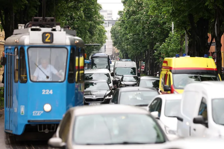 Totalni kolaps u prometu zbog pada skele: Pogledajte u što se pretvorio centar grada