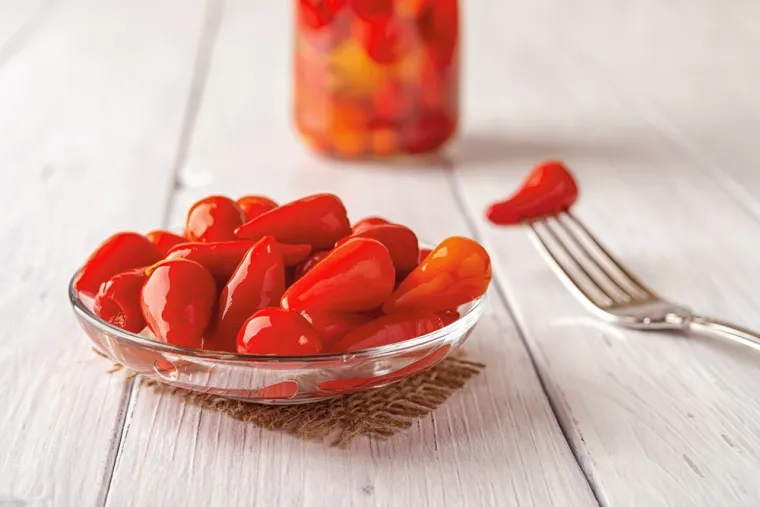 2. Sirove ljute papričice: Nutricionistica Lisa Richards objašnjava da ljute papričice svoj ljuti okus imaju zahvaljujući spoju kapsaicinu, koji se oslobađa ako se sirove peku u mikrovalnoj pećnici.
