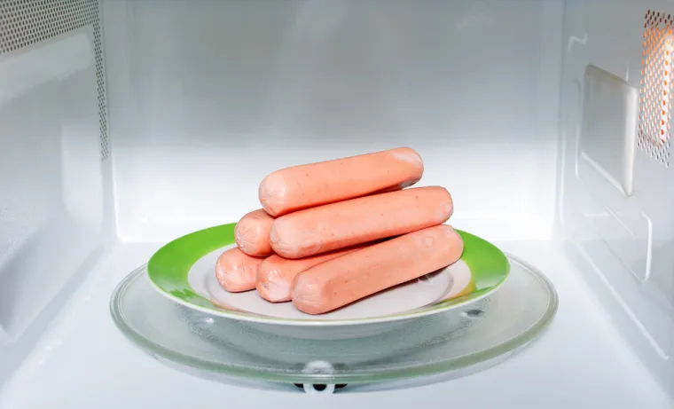 3. Prerađeno meso: Prerađeno meso poput slanine, kobasica i hrenovki ne smije se peći u mikrovalnoj pećnici jer se stvaraju nusprodukti koji su dokazano štetni za ljudsko zdravlje.