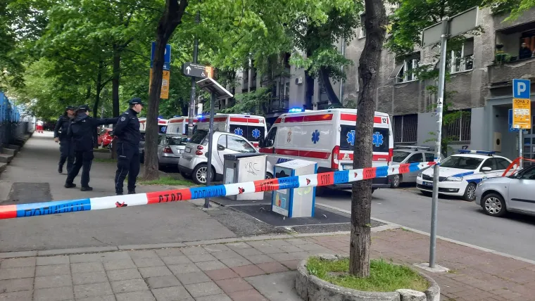Učenik u školi ubio nekoliko učenika i zaštitara