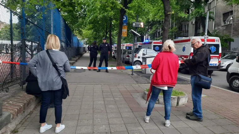 Učenik u školi ubio nekoliko učenika i zaštitara