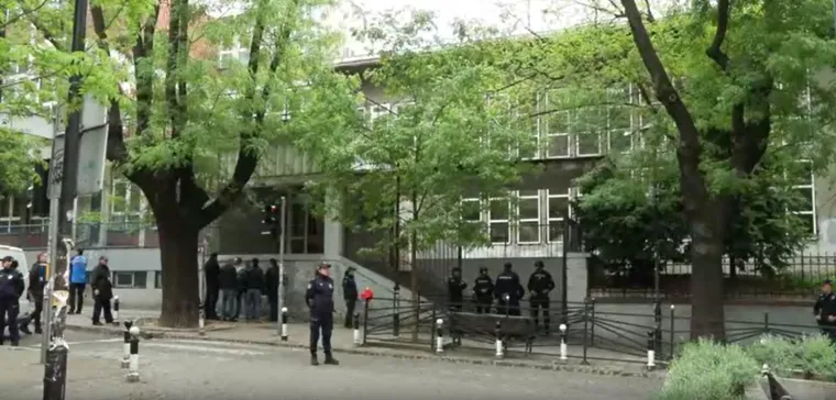 Rotirke, policajci u pancirkama i čak nekoliko vozila hitne pomoći. U beogradskoj &scaron;koli učenik ubio kolege i čuvara