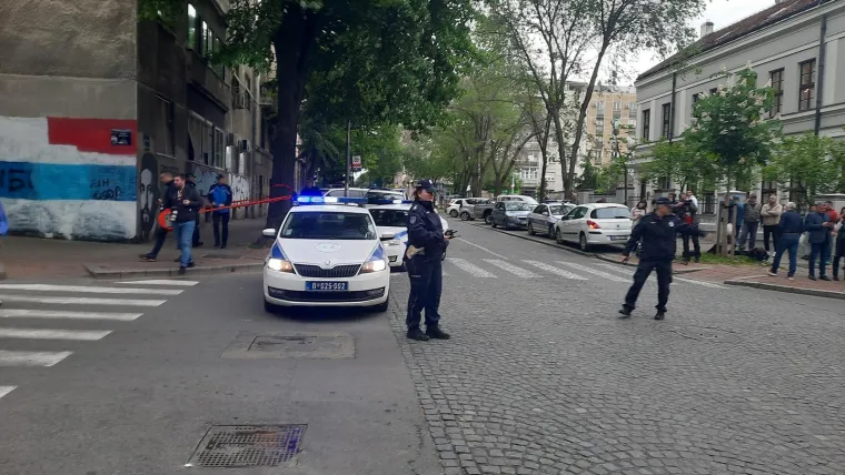 Rotirke, policajci u pancirkama i čak nekoliko vozila hitne pomoći. U beogradskoj &scaron;koli učenik ubio kolege i čuvara