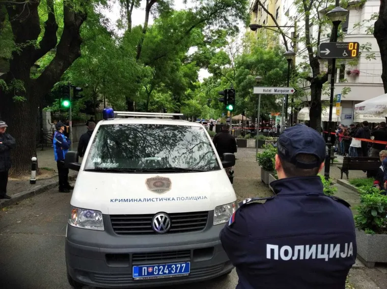 Rotirke, policajci u pancirkama i čak nekoliko vozila hitne pomoći. U beogradskoj &scaron;koli učenik ubio kolege i čuvara