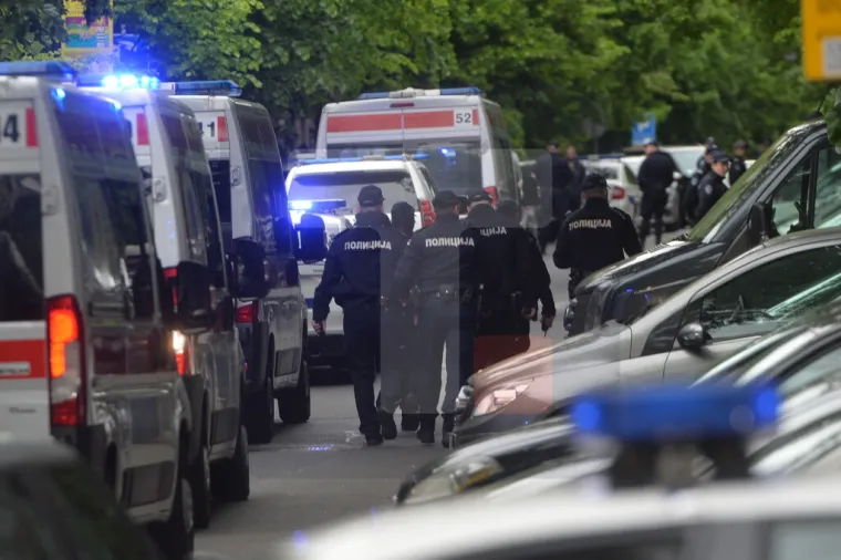 Rotirke, policajci u pancirkama i čak nekoliko vozila hitne pomoći. U beogradskoj &scaron;koli učenik ubio kolege i čuvara