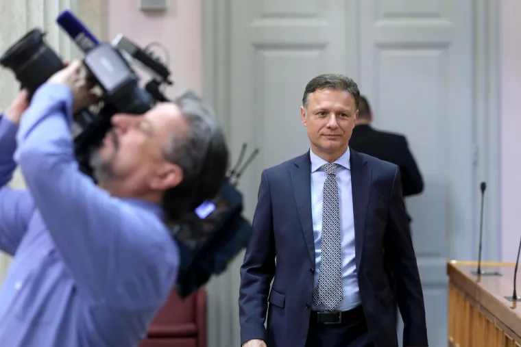 Modni mačak iz Sabora: Pogledajte kako se u dvoranu ušetao popularni zastupnik, i Grubnić bi mu pozavidio