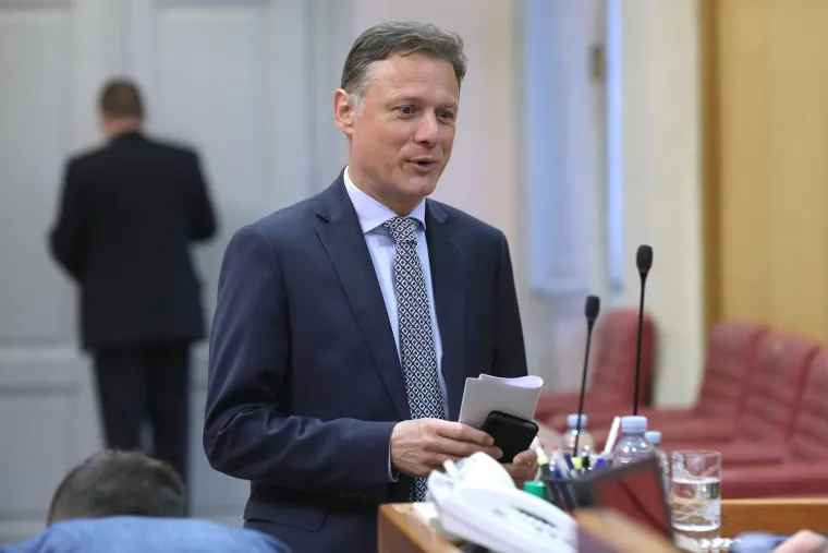 Modni mačak iz Sabora: Pogledajte kako se u dvoranu ušetao popularni zastupnik, i Grubnić bi mu pozavidio