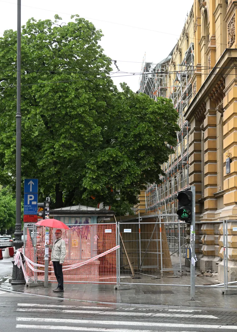 Klaićeva dan nakon urušavanja: Zatvorili jedan prometni trak, ljudi izbjegavaju proći kraj muzeja
