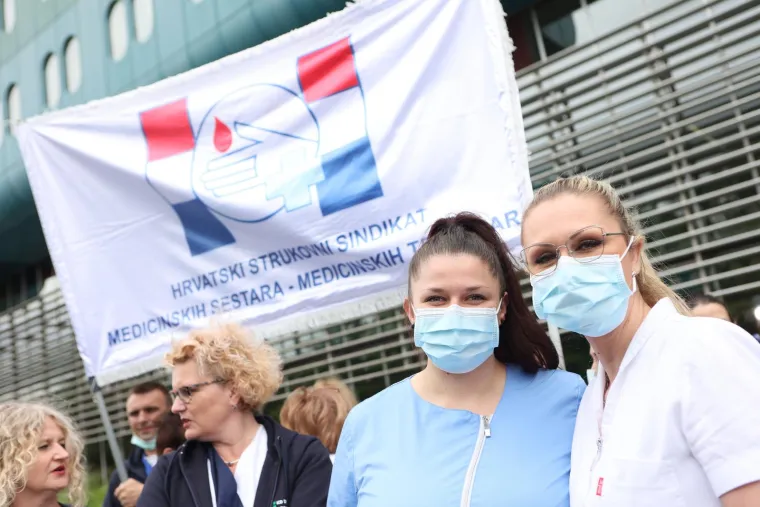  Ispred KB Dubrava odrzan prosvjed upozorenja pod sloganom &quot;I mi smo zdravstvo.&quot;