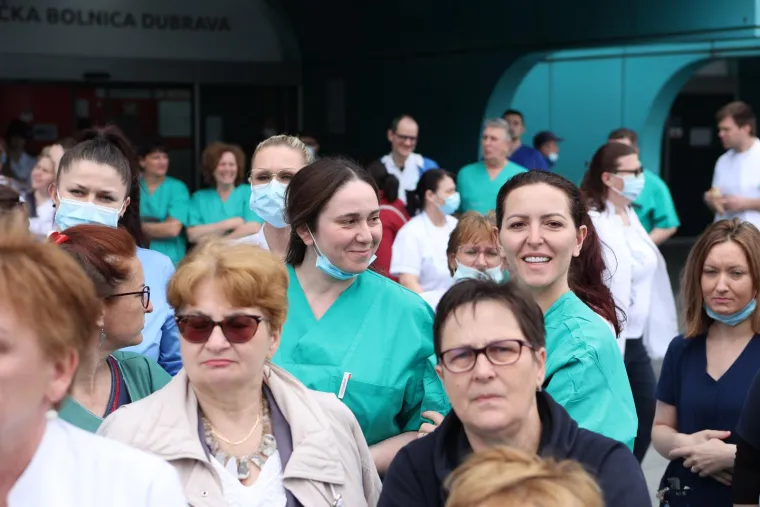 Ispred KB Dubrava održan prosvjed upozorenja pod sloganom "I mi smo zdravstvo."