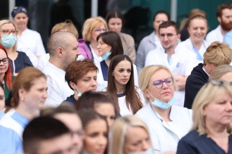 Ispred KB Dubrava održan prosvjed upozorenja pod sloganom "I mi smo zdravstvo."