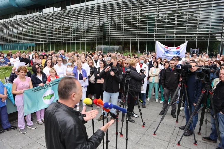  Ispred KB Dubrava održan prosvjed upozorenja pod sloganom "I mi smo zdravstvo."